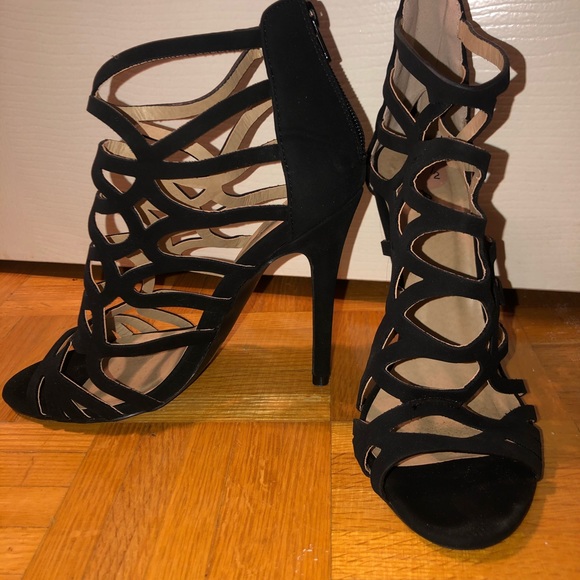 Black heels - Picture 2 of 4